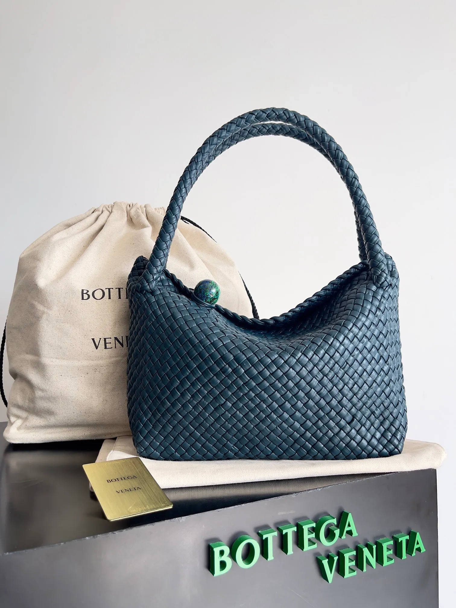 Batch 5960 BV collectible small woven handbags are really YYDS!! Bottega Veneta’s most classic small woven handbags are back! ! We use the highest quality leather with the highest craftsmanship❤️ to create the most expensive works. We have created the original Intrecciato leather weaving process❤️ This unique traditional exclusive leather weaving method has not only become our logo but also reflects the time-consuming and labor-intensive craftsmanship of our products❤️ The new TOSCA handbag must be a selection worth collecting🆕⚠️⚠️Babies, malachite can be sold separately and can be assembled by yourself Style number: 716974 Size: 27*9*18cm